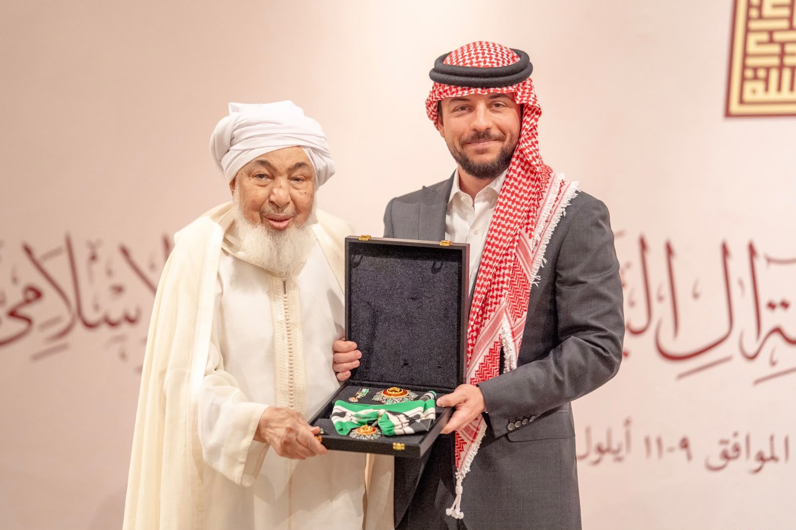 منح العلامة عبدالله بن بيه وسام النهضة تقديرا لخدمته للاسلام